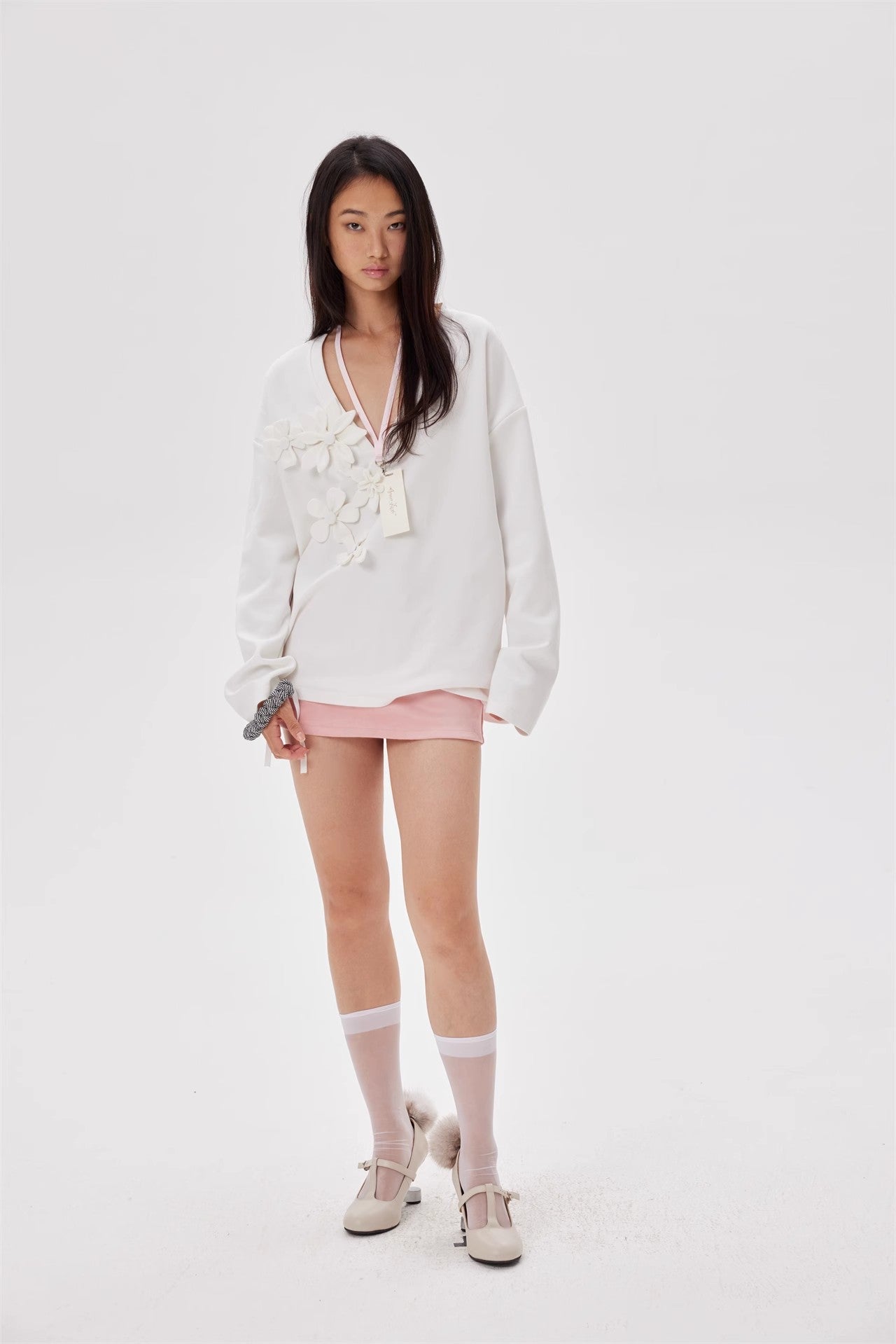 Handmade flower V-neck Sweatshirt ﻿White